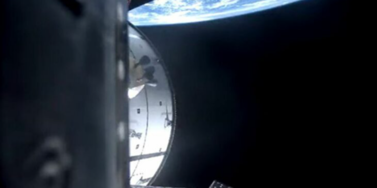 Astronautas de Artemis II orbitan la Tierra en su primer día de misión