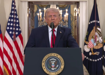 Accede Trump a detener ataques, si Irán abre Ormuz