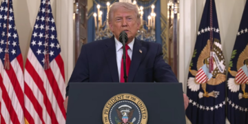 Accede Trump a detener ataques, si Irán abre Ormuz