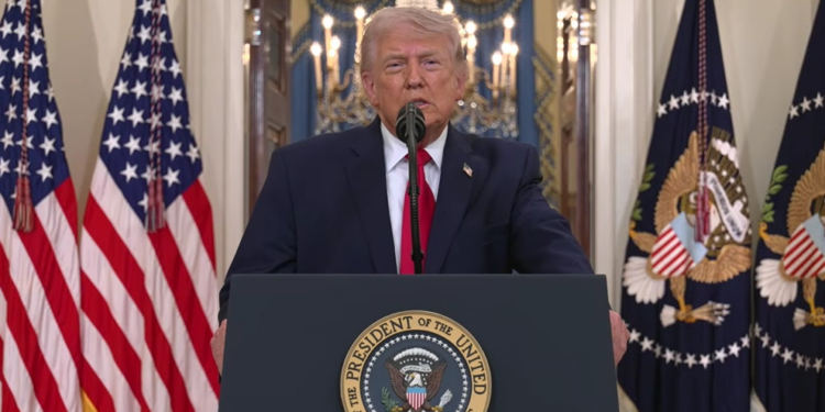 Accede Trump a detener ataques, si Irán abre Ormuz