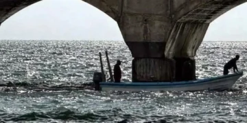 Tras derrame, persisten residuos en el mar, admite Claudia Sheinbaum