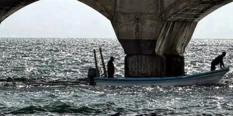 Tras derrame, persisten residuos en el mar, admite Claudia Sheinbaum