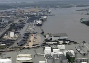 Contiene Pemex derrame de diesel en Deer Park