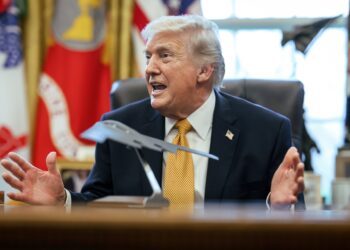 Trump amenaza con aranceles a quien venda armas a Irán