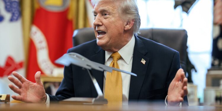 Trump amenaza con aranceles a quien venda armas a Irán