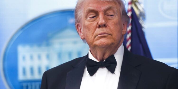 Trump: Irán está en “estado de colapso”, quieren reabrir Ormuz