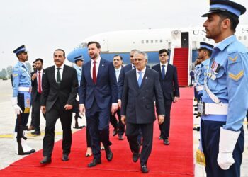 La delegación de EE.UU. liderada por J.D. Vance llega a Islamabad para negociar con Irán