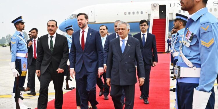 La delegación de EE.UU. liderada por J.D. Vance llega a Islamabad para negociar con Irán