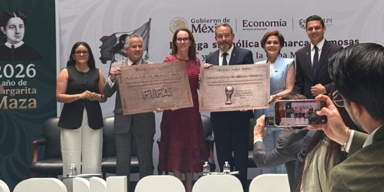 Entrega el IMPI distinción de marca famosa a FIFA