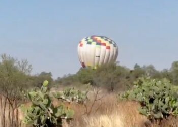 Globo aerostático aterriza de emergencia en Pirámides de Teotihuacán