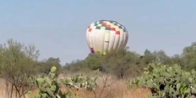 Globo aerostático aterriza de emergencia en Pirámides de Teotihuacán