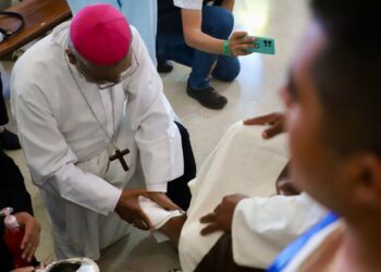 Realiza obispo Fidencio López lavatorio de pies a personas privadas de la libertad en San José El Alto