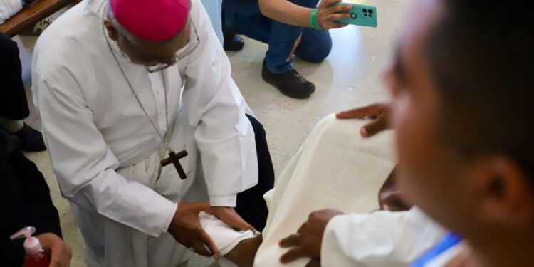 Realiza obispo Fidencio López lavatorio de pies a personas privadas de la libertad en San José El Alto