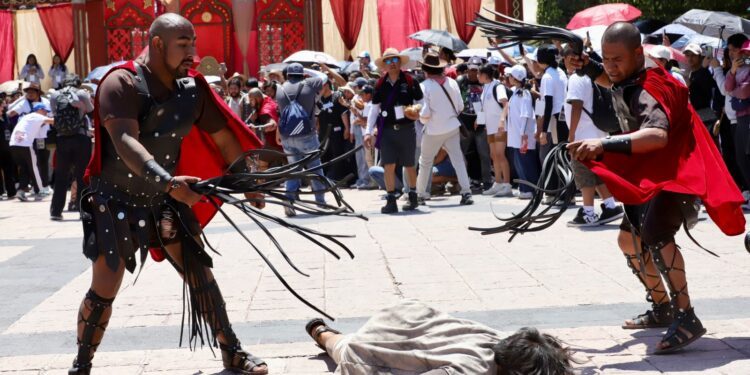  Inicia Viacrucis de La Cañada; se estiman más de 10 mil asistentes