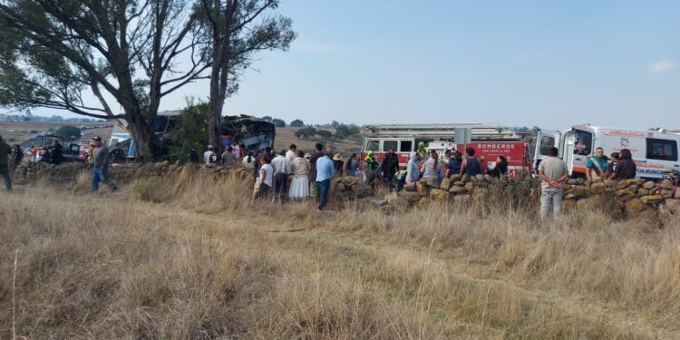 Familiares de víctimas del accidente de autobús en Amealco realizan colecta en San Juan del Río; denuncian falta de apoyo