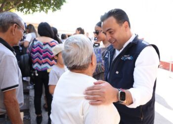 Entrega Luis Nava canastas alimentarias en El Marqués