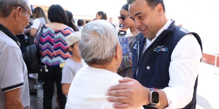 Entrega Luis Nava canastas alimentarias en El Marqués