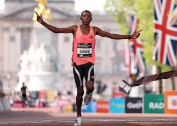 Keniano pulveriza récord mundial y gana Maratón en menos de 2 horas