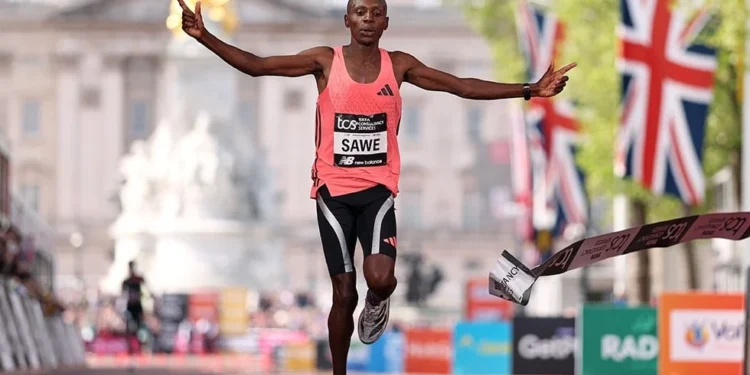 Keniano pulveriza récord mundial y gana Maratón en menos de 2 horas