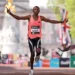 Keniano pulveriza récord mundial y gana Maratón en menos de 2 horas