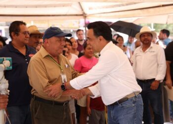 Entrega Luis Nava obra social en Jalpan