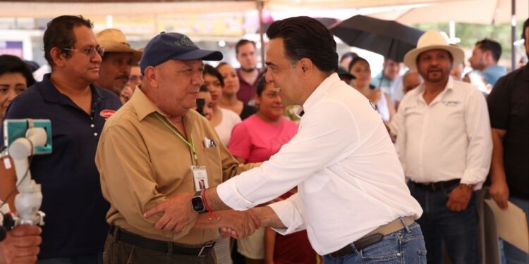 Entrega Luis Nava obra social en Jalpan