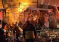 Incendio consume puestos semifijos en el Mercado de Sonora; siguen labores para sofocar las llamas