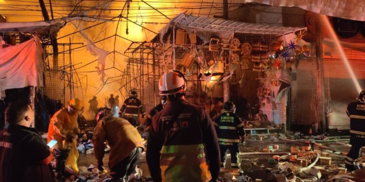 Incendio consume puestos semifijos en el Mercado de Sonora; siguen labores para sofocar las llamas
