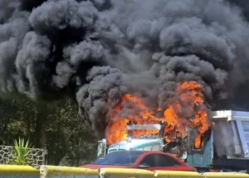 Se enfrentan sindicatos en México-Puebla; queman camiones