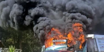 Se enfrentan sindicatos en México-Puebla; queman camiones