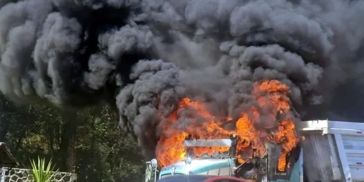 Se enfrentan sindicatos en México-Puebla; queman camiones