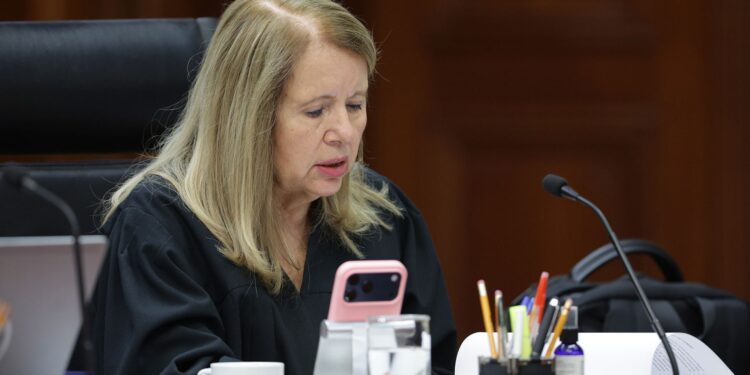 Ministra Loretta Ortiz solicita licencia