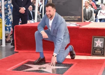 Recibe Noah Wyle su estrella en el Paseo de la Fama