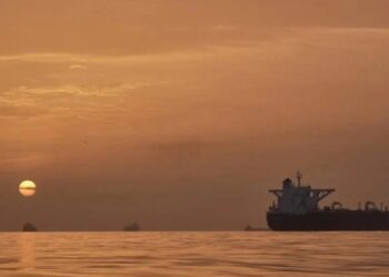 Cierran iraníes Ormuz y atacan embarcaciones