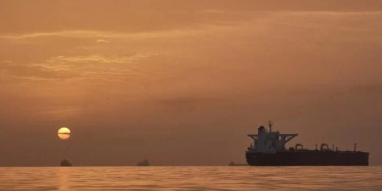 Cierran iraníes Ormuz y atacan embarcaciones