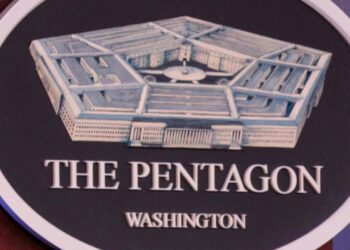 El Pentágono negocia con automotrices posible apoyo a la producción militar, según el WSJ.