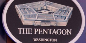 El Pentágono negocia con automotrices posible apoyo a la producción militar, según el WSJ.