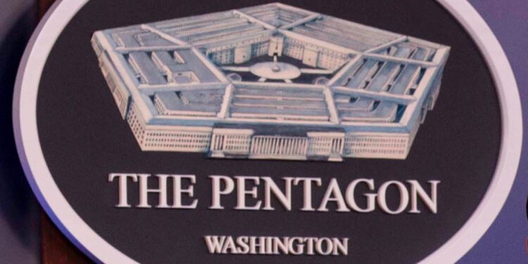 El Pentágono negocia con automotrices posible apoyo a la producción militar, según el WSJ.