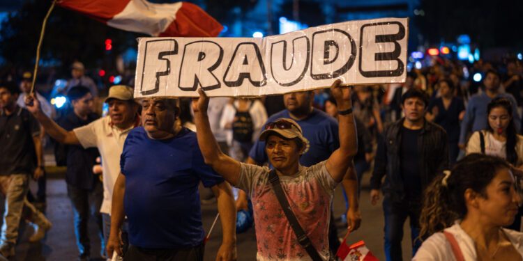 Estalla la tensión en elecciones de Perú por grito de fraude de candidato
