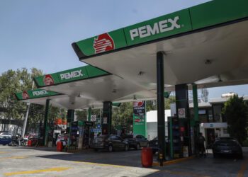 Especialistas alertan costo fiscal para México por contener precios de gasolinas