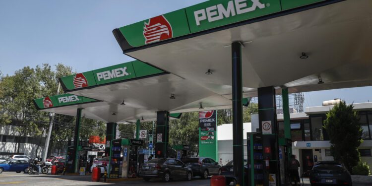 Especialistas alertan costo fiscal para México por contener precios de gasolinas