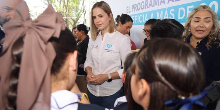 Entrega SEDIF mobiliario y utensilios para espacios alimentarios en Santa Rosa Jáuregui