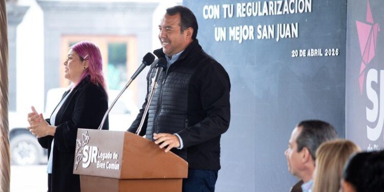 Entregan 145 escrituras y dan certeza patrimonial a familias de San Juan