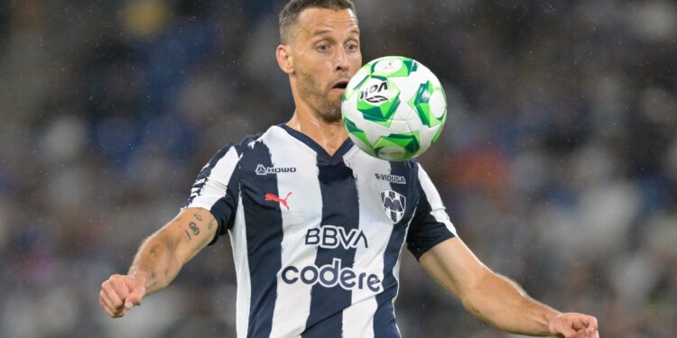 Rayados confirma salida del español Sergio Canales
