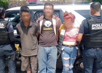 Dos masculinos y femenina detenidos por robo a vivienda.