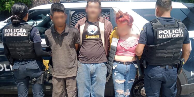 Dos masculinos y femenina detenidos por robo a vivienda.