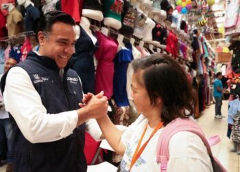 Realiza Luis Nava recorrido en el mercado Reforma de San Juan del Río