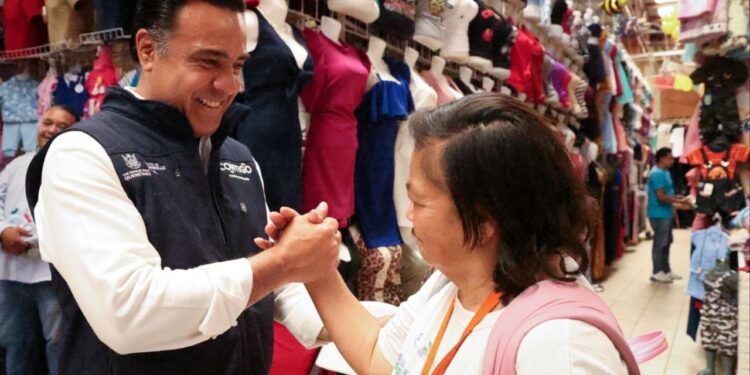 Realiza Luis Nava recorrido en el mercado Reforma de San Juan del Río