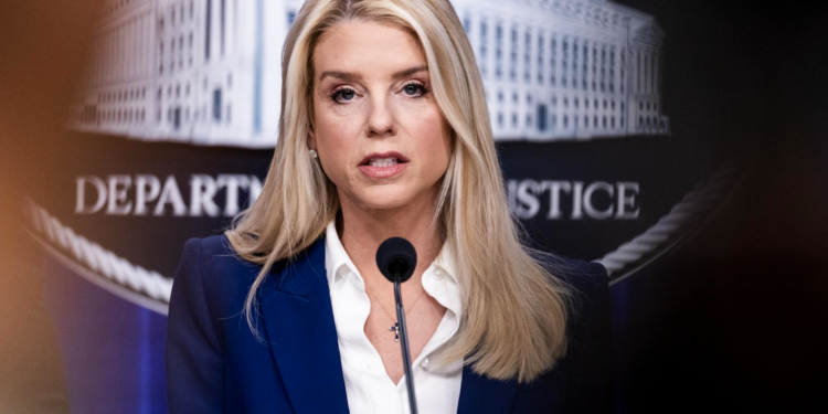 Trump destituye a la fiscal general Pam Bondi