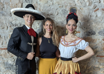 Resaltan las tradiciones con la danza